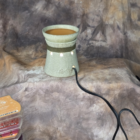 Scentsy Hatteras Mid Size Wax Warmer Light 6 Scent Bars Included - Picture 7 of 14